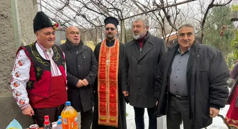 Ден след Бабинден единствено от цяла България в Черешово празнуваха и Дядовден за 69-и път. За първи път обаче дядото се качи на високопроходим джип вместо на каруца, магарето на успя да качи баира Ден след Бабинден единствено от цяла България в Черешово празнуваха и Дядовден за 69-и път. За първи път обаче дядото се качи на високопроходим джип вместо на каруца, магарето на успя да качи баира