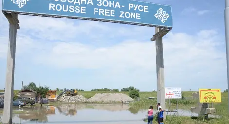 Стационарната помпа този път не успя да се справи с голямото количество вода.                              Снимка: Красимир СТОЯНОВ