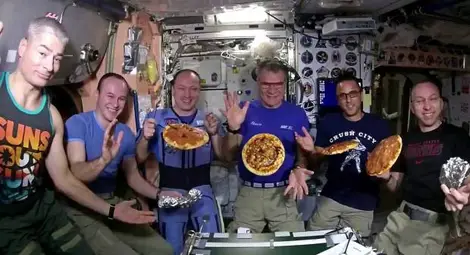 Астронавти сготвиха пица в Космоса