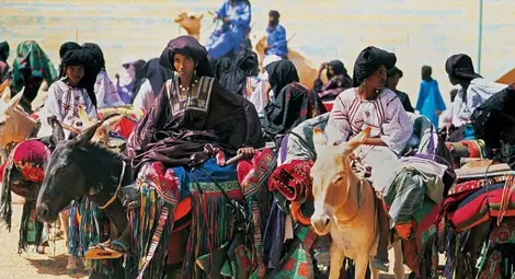 Жените на туарегите и техните мъже с покрити лица