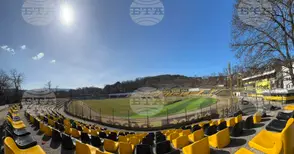 Счупените седалки на стадион „Миньор“ ще бъдат подменени, а настилката на прилежащата писта ще бъде освежена