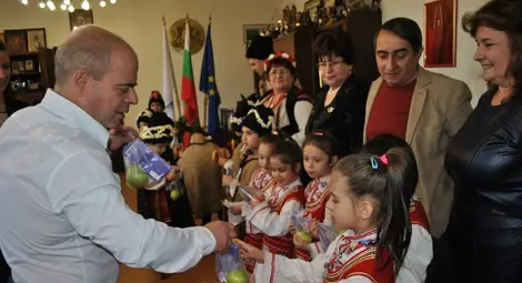 Коледарчета от Средна кула първи сурвакаха кмета