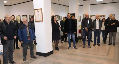 Славейко Петров представи 40 картини в 19-ата си поредна самостоятелна изложба на „Борисова“ 6 в Русе Славейко Петров представи 40 картини в 19-ата си поредна самостоятелна изложба на „Борисова“ 6 в Русе