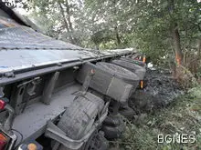 Шофьор на ТИР заспа и падна в река Глазне край село Баня Шофьор на ТИР заспа и падна в река Глазне край село Баня