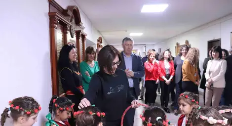 Деца от &bdquo;Синчец&ldquo; лазаруваха Областната администрация в Русе