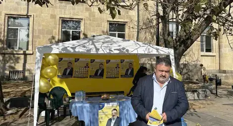 Кандидатът за кмет на Русе от НДСВ Илиян Илиев и архитект Ралица Герганова разпънаха пътуваща шатра в центъра на града