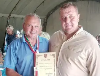 Вицепремиерът Каракачанов награди шефа на русенските запасни воини Вицепремиерът Каракачанов награди шефа на русенските запасни воини