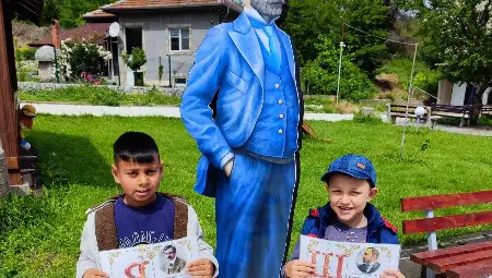 Алеко Константинов и светите братя Кирил и Методий обогатиха Алеята на будителите в Караманово Алеко Константинов и светите братя Кирил и Методий обогатиха Алеята на будителите в Караманово