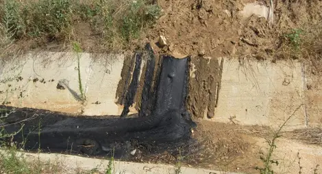 Запечатаният миналата година гудрон пак плъзна из сметището