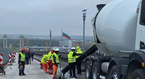 Около 75 куб. м бетон ще бъдат излети днес при ремонта на Дунав мост при Русе Около 75 куб. м бетон ще бъдат излети днес при ремонта на Дунав мост при Русе