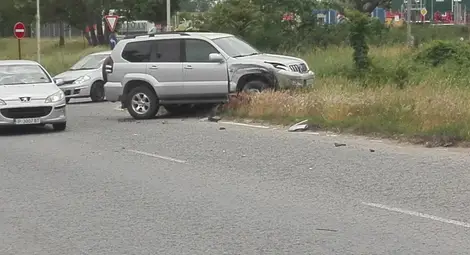 Джип отхвърли от пътя семейство и две деца след отнемане на предимство Джип отхвърли от пътя семейство и две деца след отнемане на предимство