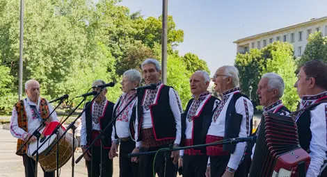 Съюзът на пенсионерите организира традиционното &ldquo;Шарено хоро&rdquo; в Русе /галерия/