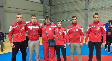 Борците на &bdquo;Юнак&ldquo; с три титли на &bdquo;Динко Петров&ldquo;