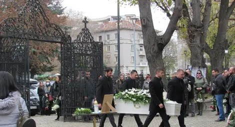 И директорът на Епропол изпрати по последния й път в Русе убитата в Хага Елена Генчева