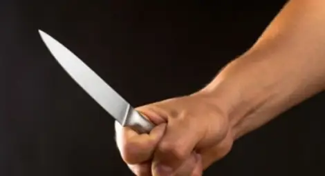 Пиян до несвяст пенсионер скочил с нож на съседи