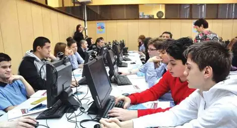 Българчета и румънчета заедно учат електронни уроци Българчета и румънчета заедно учат електронни уроци