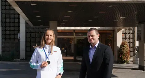 Поласкана съм от топлото отношение, каза при награждаването Ясна Петрова.                                             Снимка: Община Русе