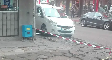 Лента пази пешеходци от разбит тротоар пред блок &bdquo;Вяра&ldquo;. Защото друга надежда няма