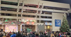 Дядо Коледа и Снежанка помогнаха за паленето на светлините на елхата