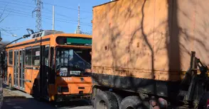 Тролей без ватман се блъсна в стълб