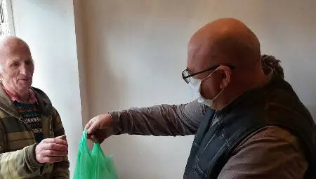 Зам.-кметът на Русе Енчо Енчев стана доброволец в обществената трапезария