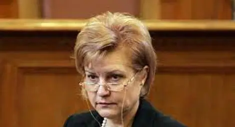 Менда Стоянова: Данъкът за колите се вдига до 30%