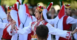 Канят деца до 8 клас в безплатна лятна академия по народни танци