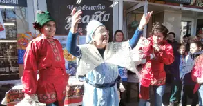 С блини, весели игри и закачки  руснаците се сбогуваха със зимата