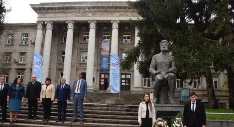 Празникът за 80-годишнината на Русенския университет започна с поднасяне на венец на паметника на Ангел Кънчев пред ректората