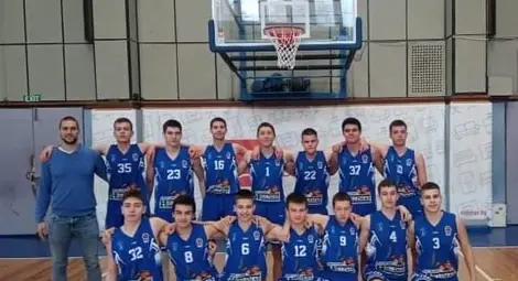 Юношите с бронзовата купа в турнира на баскетфедерацията
