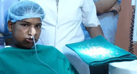 Хирурзи извадиха от устата на индиец 232 зъба