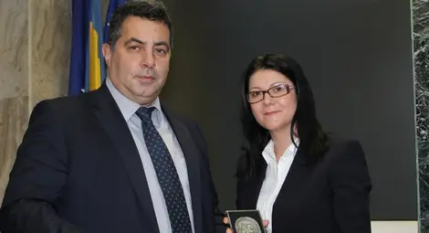 Галин Григоров подари икона на новоназначения префект на Гюргево Адриана Пуцару. 		              Снимка: ОА