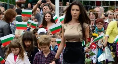 Почитатели тормозят по телефона красивата учителка