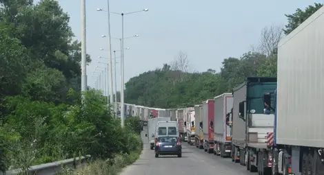 Събуждане на икономиката и избягване на Сърбия трупат опашки на Дунав мост