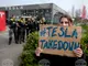 Стотици протестираха срещу Илон Мъск пред шоурума на 