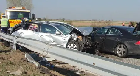 Шофьори: Четири верижни катастрофи затапват &bdquo;Тракия&rdquo; при Стара Загора