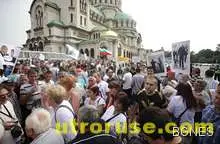 Протест и контрапротест разделени с полицейски кордон около НС