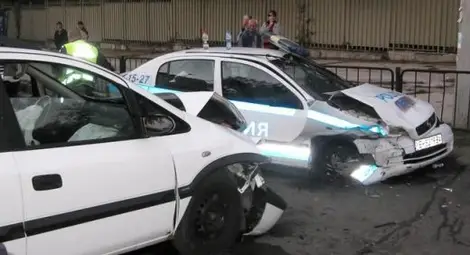 Крадци се забиха в патрулка след 10 км гонка Крадци се забиха в патрулка след 10 км гонка