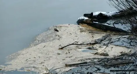 Мазно петно по река Дунав край бреговете на Мартен Мазно петно по река Дунав край бреговете на Мартен