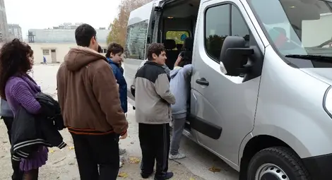 Деца направиха първо кръгче с дарения от Симеон микробус