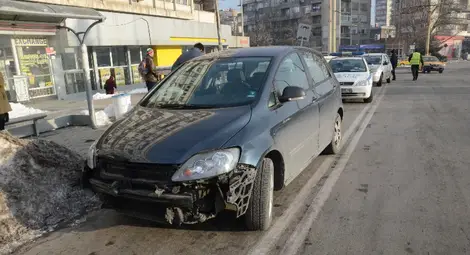 Шофьори искат легнали полицаи след поредната катастрофа пред Универмага