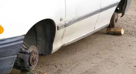 Апаши оставят колите в Казанлък на трупчета