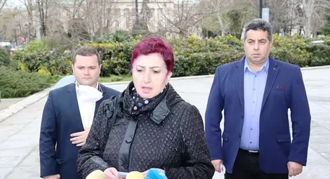 Лекар без предпазно облекло приел заразения с COVID-19 мъж в Русе