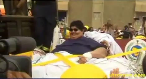 Изнесоха 611-килограмов саудитец от дома му с мотокар