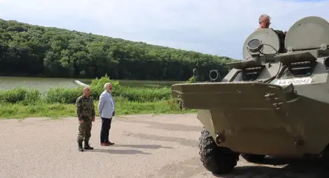 БТР-и нагазиха в езерото в Николово в учение за защита при бедствия /галерия/