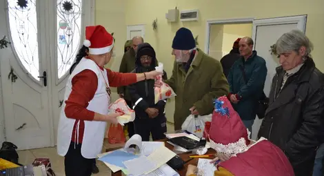 БЧК зарадва бездомници с баница с късмети и плодове