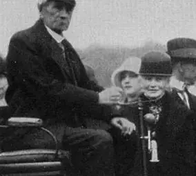 Карл и Берта Бенц с първия в света автомобил.