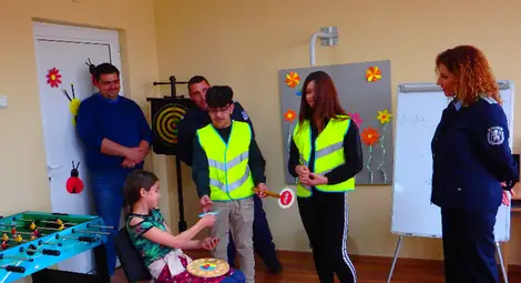Деца от Ценово влязоха в ролята на полицаи