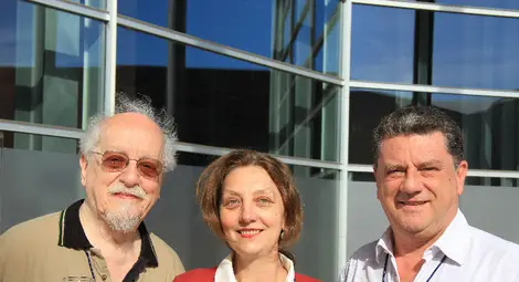 5. Д-р Марияна Георгиева, проф. Пиерджорджо Усленги (вляво), Университет на Чикаго, САЩ, Президент на Международния съюз по радионауки URSI, проф. Роберто Граля, Политехника на Торино, Италия, Първа Атлантическа конференция по радионауки на URSI AT-RASC, Конгресен център &bdquo;Експо Мелонерас&ldquo;, Лас Палмас де Гран Канария, Канарски острови, 2015 г. 