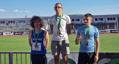 ... и къто победител на почетната стълбица